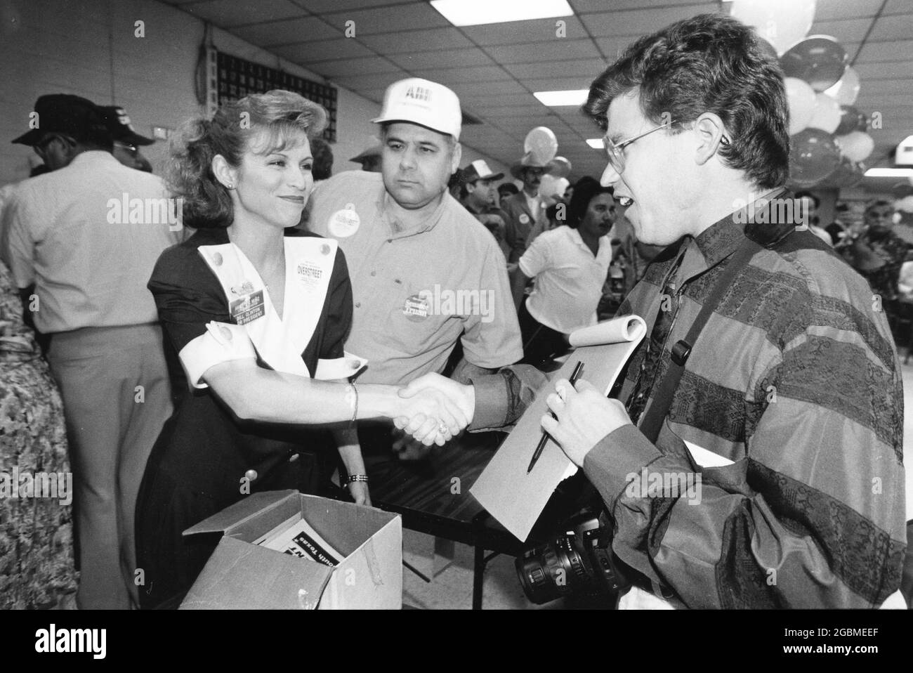 Weslaco Texas USA, 1992 Freiwilliger der Südtexanischen Demokratischen Partei begrüßt Zeitungsreporter bei der Kundgebung für Präsidentschaftskandidat Bill Clinton. ©Bob Daemmrich Stockfoto