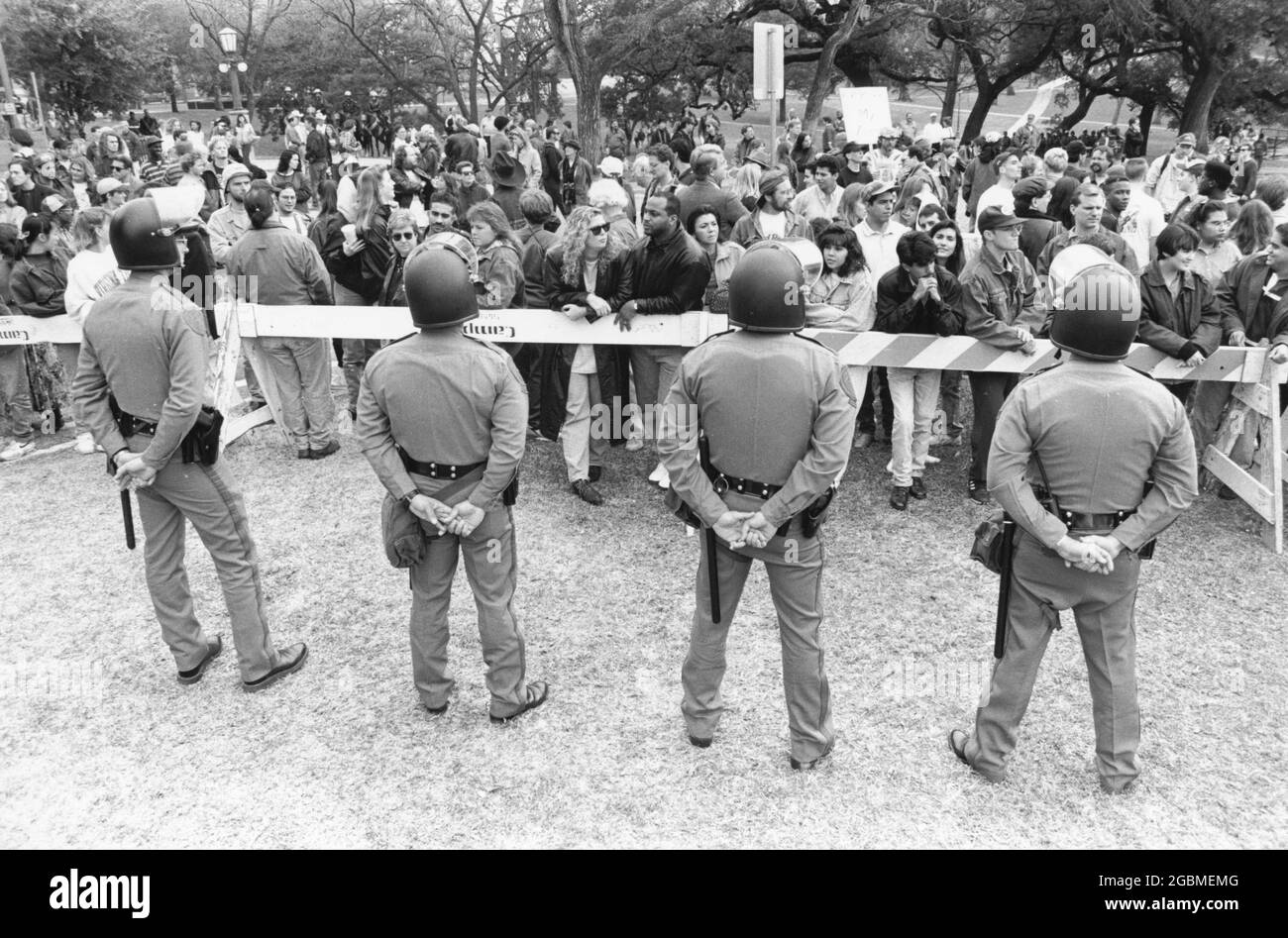 Austin Texas USA, 1983: Während eines Ku-Klux-Klan-marsches in der Innenstadt von Austin schützen die Soldaten des Texas Department of Public Safety das Texas Capitol vor Anti-KKK-Demonstranten. ©Bob Daemmrich Stockfoto