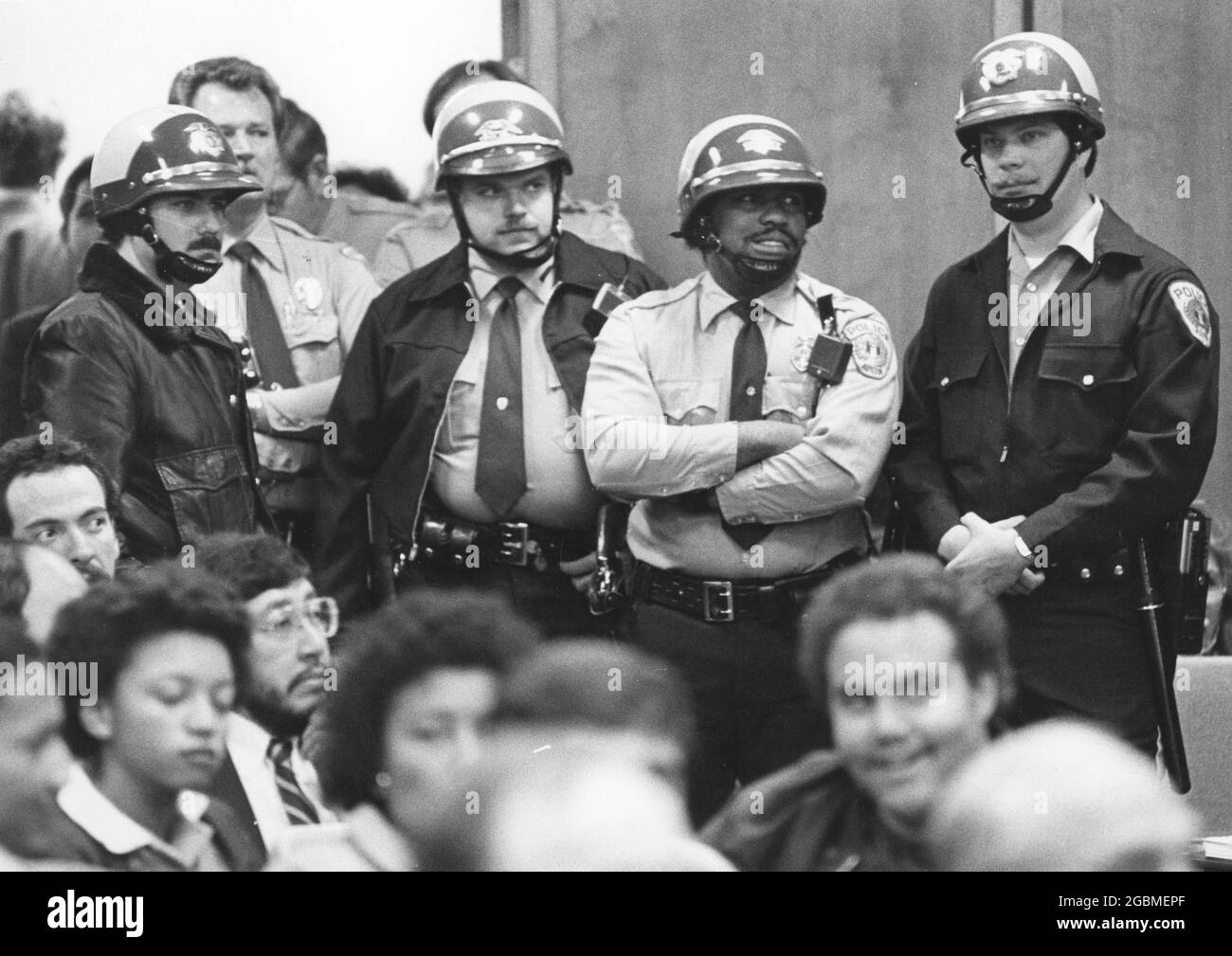 Austin, Texas, USA, um 1990: Uniformierte Polizei nimmt an einer umstrittenen Anhörung des stadtrats Teil, bei der der rat einen Antrag des Ku Klux Klan auf eine Parade-Genehmigung in Erwägung zog. ©Bob Daemmrich Stockfoto Austin, Texas, USA, um 1990: Uniformierte Polizei nimmt an einer umstrittenen Anhörung des stadtrats Teil, bei der der rat einen Antrag des Ku Klux Klan auf eine Parade-Genehmigung in Erwägung zog. ©Bob Daemmrich Stockfoto