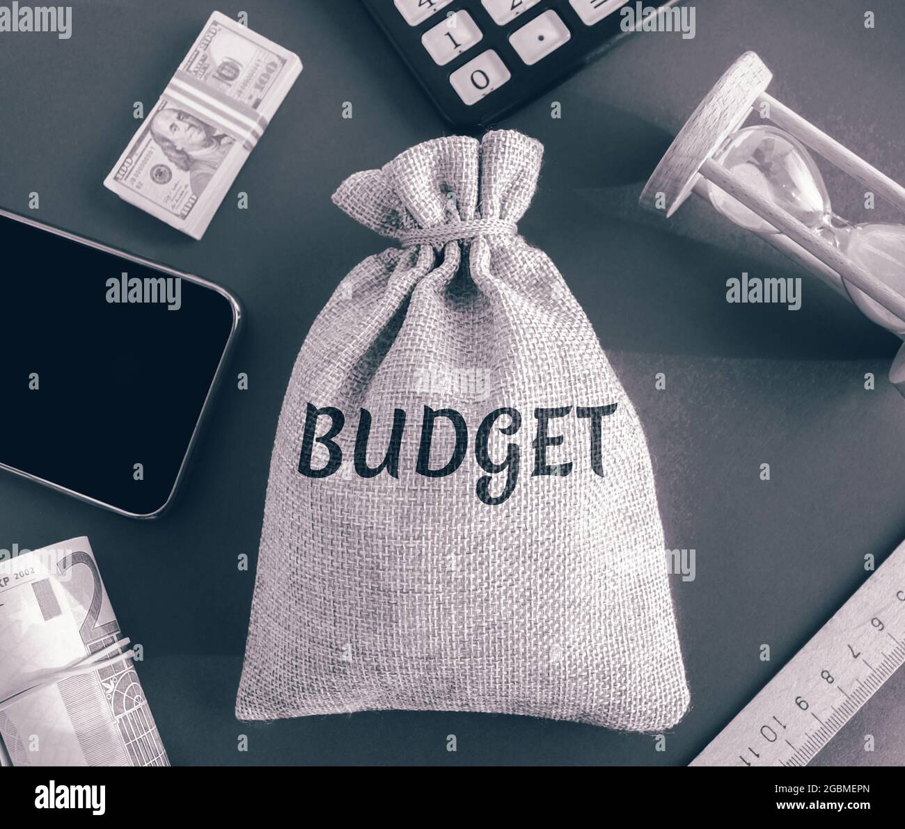 Geldbeutel mit dem Wort Budget. Budgetierung, Prognose der Einnahmen und Optimierung der Ausgaben. Planung der Ausgaben für das neue Geschäftsjahr. Sparen, sparen, r Stockfoto