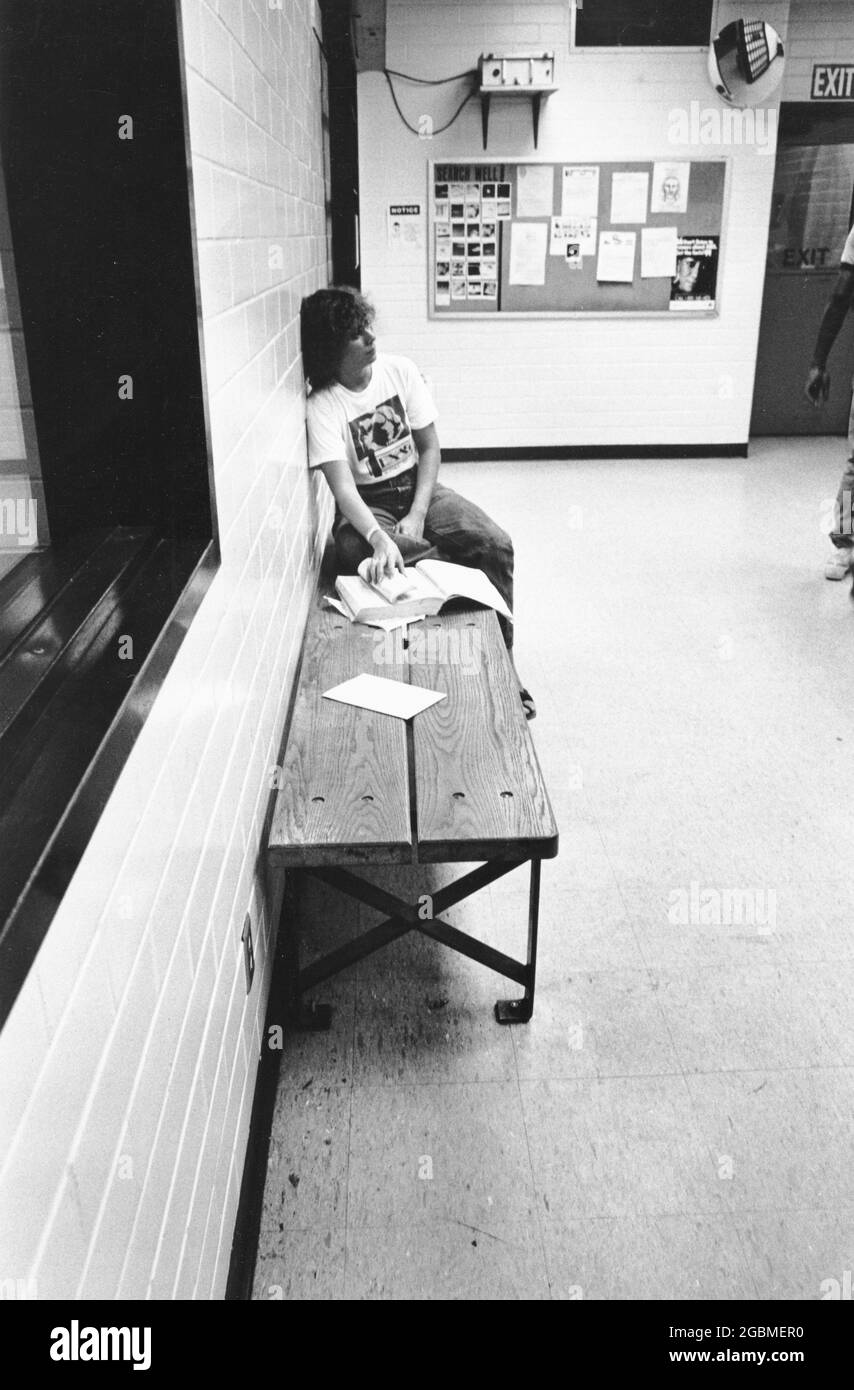 Austin, Texas, USA, circa1991: Nach ihrer Verhaftung sitzt eine Frau auf einer Bank im Stadtgefängnis und wartet darauf, verarbeitet zu werden. Keine Freigabe. ©Bob Daemmrich Stockfoto