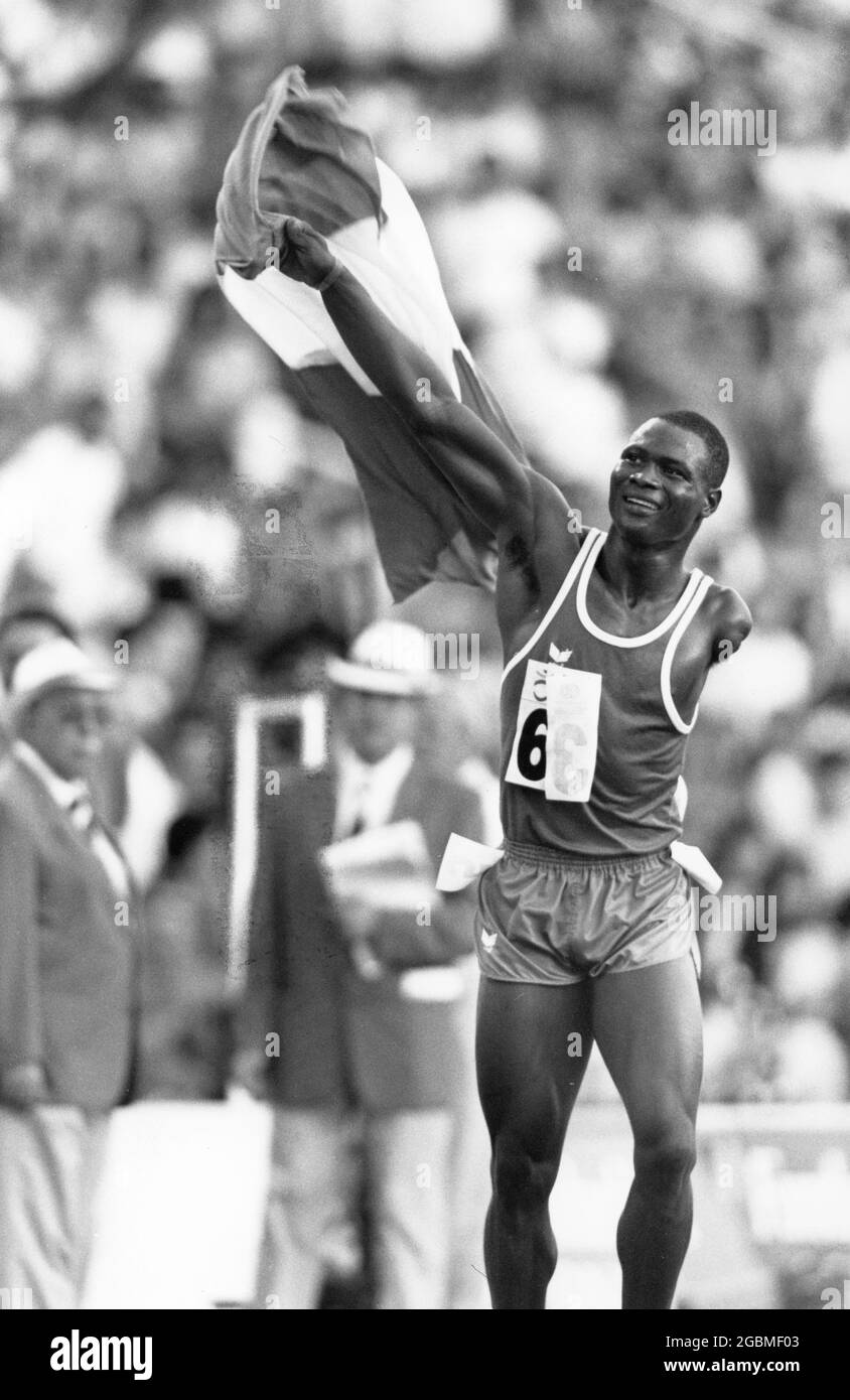 Barcelona, Spanien 1992: Ajibola Adeoye aus Nigeria feiert seinen Sieg im TS4 100-Meter-Sprint der Männer während des Leichtathletik-Wettbewerbs bei den Paralympischen Spielen. ©Bob Daemmrich Stockfoto