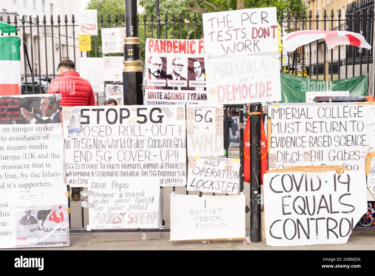 Aktivisten besetzen Bürgersteig in Whitehall City von westminster London England Stockfoto