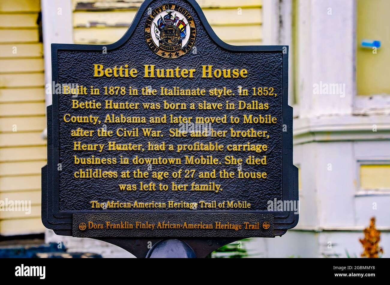 Eine historische Markierung steht vor dem Bettie Hunter House, 1. August 2021, in Mobile, Alabama. Stockfoto