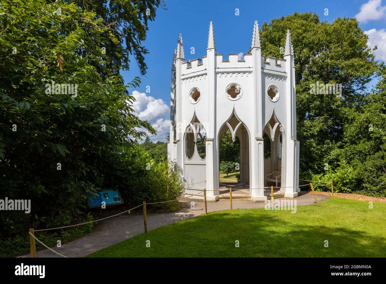 Außenansicht des weißen gotischen Tempels Torheit in den Hamilton Landschaften des Painshill Park, Landschaftsgärten in Cobham, Surrey, Südostengland, Großbritannien Stockfoto