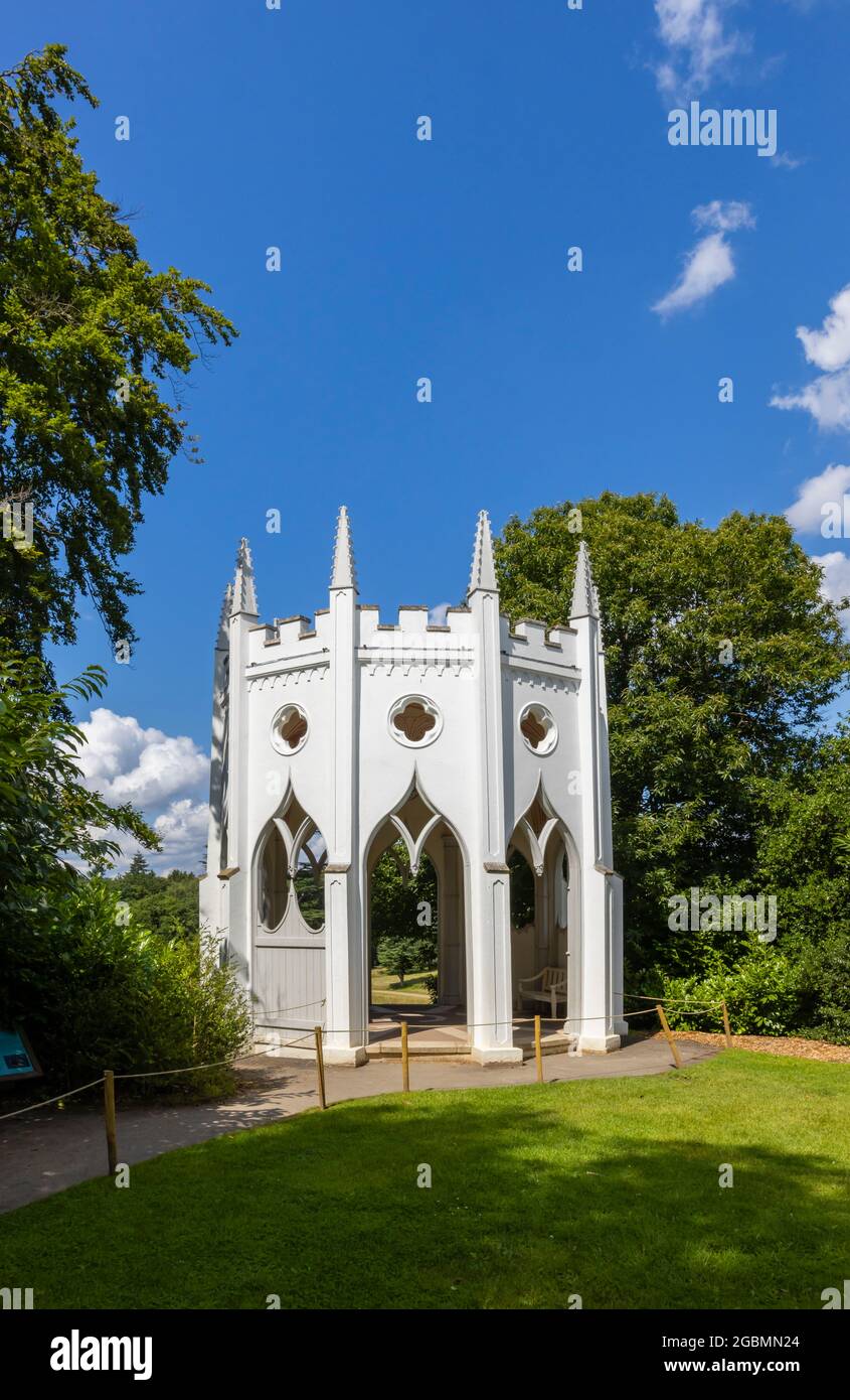Außenansicht des weißen gotischen Tempels Torheit in den Hamilton Landschaften des Painshill Park, Landschaftsgärten in Cobham, Surrey, Südostengland, Großbritannien Stockfoto