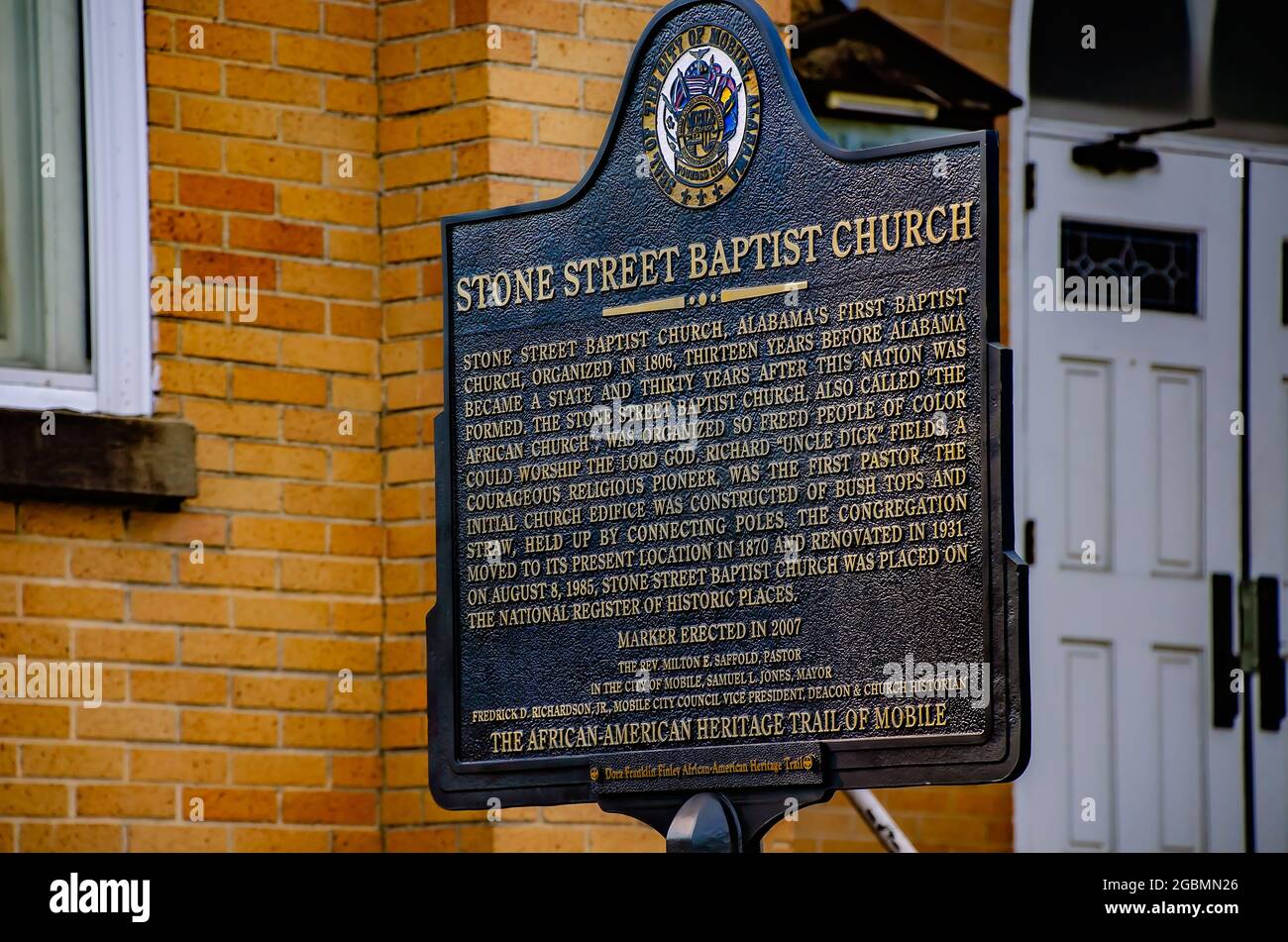 Eine historische Markierung steht vor der Stone Street Baptist Church, 1. August 2021, in Mobile, Alabama. Stockfoto