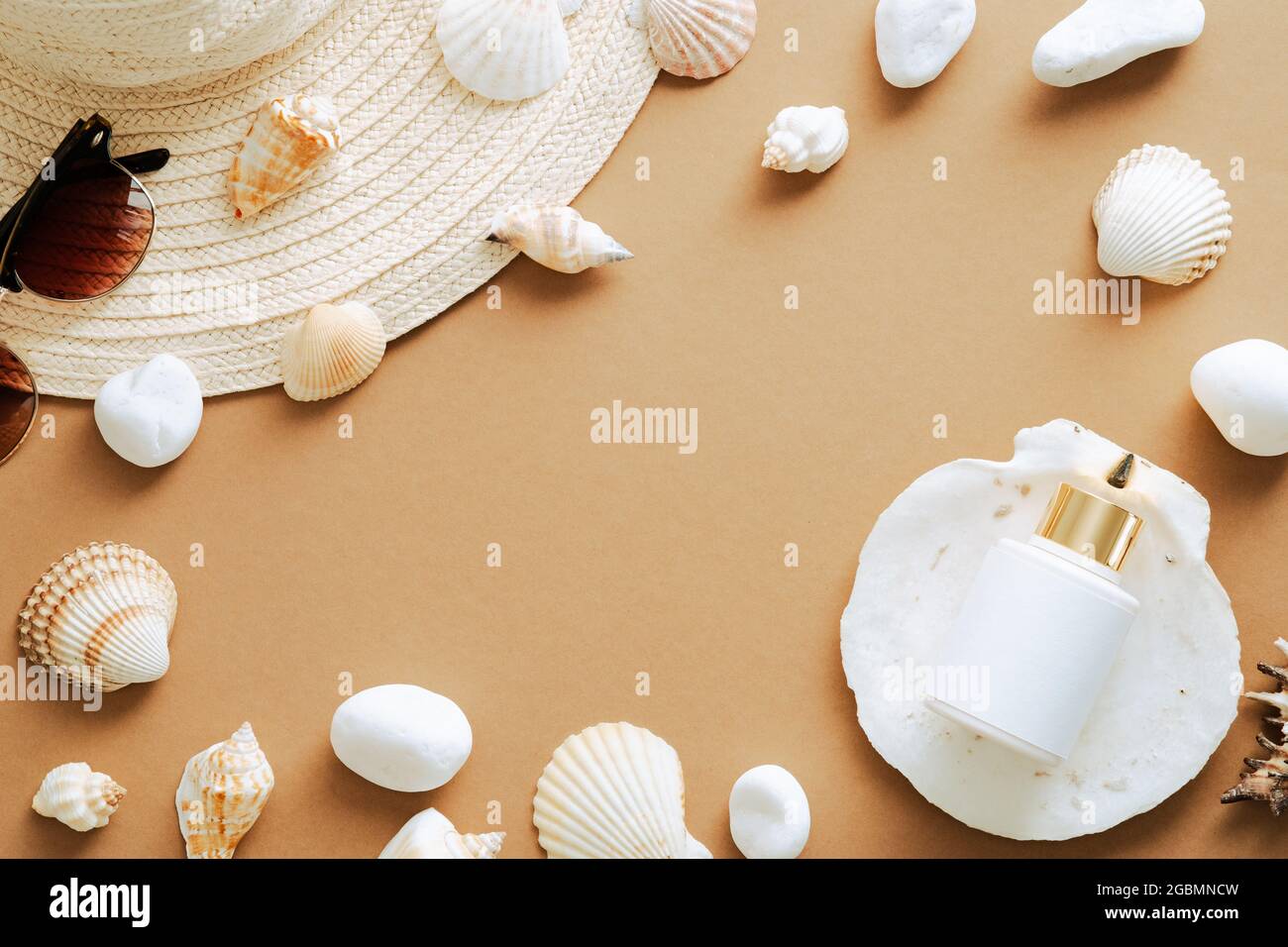 Sommer flach Lay Zusammensetzung mit Muscheln, Strohhut, Sonnenbrille, Sonnencreme auf sandigen Hintergrund Stockfoto