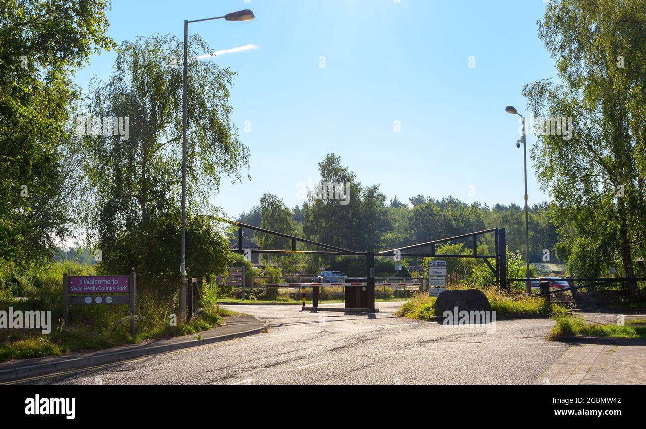 Haupteingang zum Avon Heath Country Park, mit Barrieren und Höhenbeschränkungen, die an einem sonnigen Sommertag zum Parkplatz führen. Ringwood, Dorset. Stockfoto