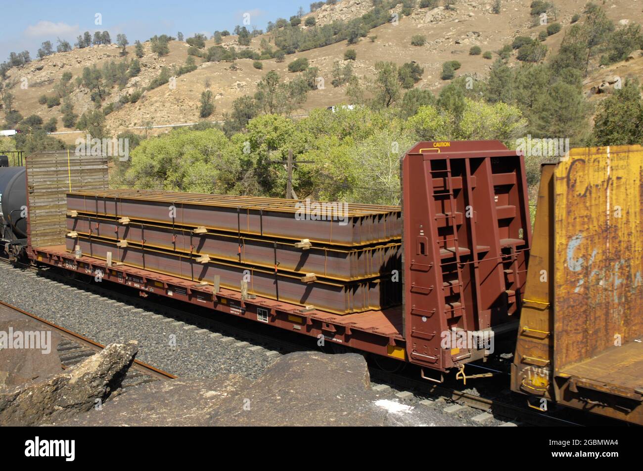 Eisenbahnwagen mit Stahlträgern in der Nähe von Tehachapi, Kalifornien Stockfoto