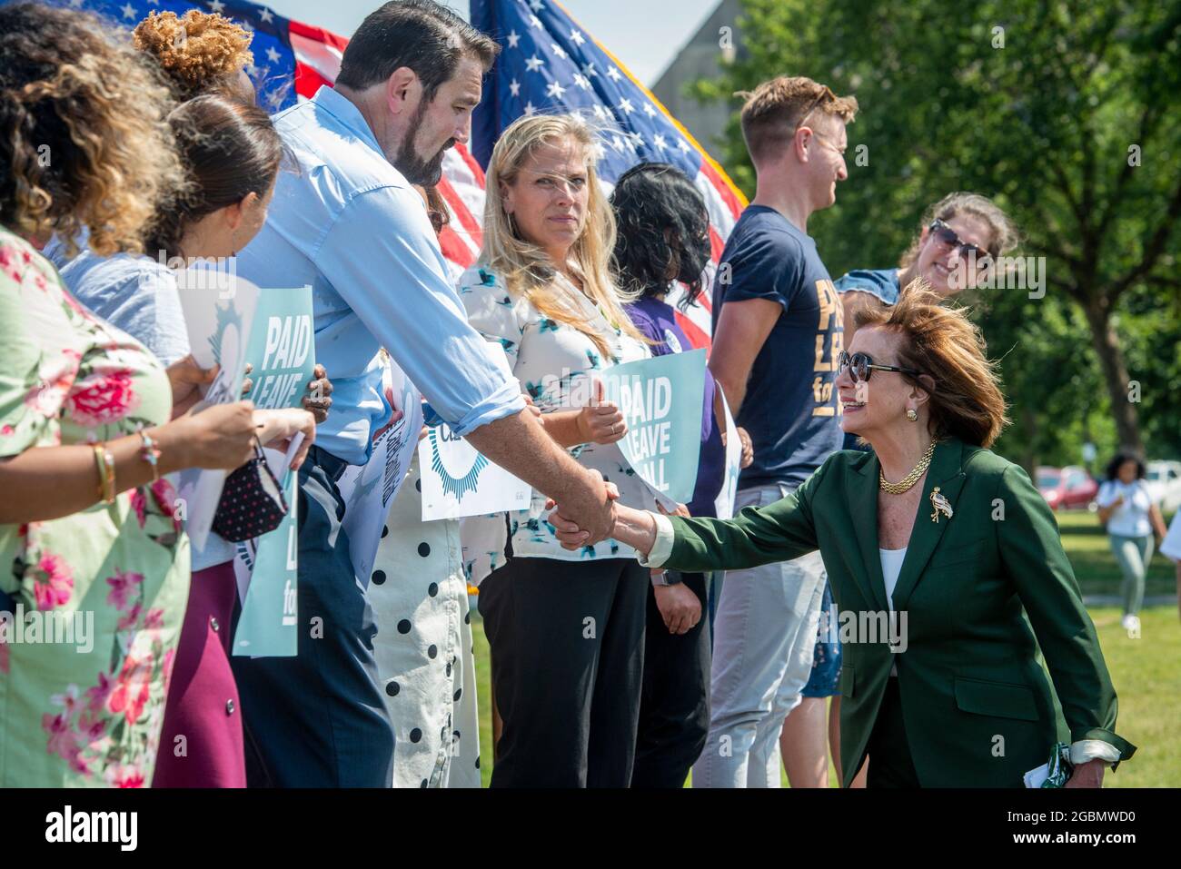 Washington, Vereinigte Staaten. August 2021. Die Sprecherin des Repräsentantenhauses der Vereinigten Staaten, Nancy Pelosi (Demokratin von Kalifornien), begrüßt Aktivisten auf der Bühne während einer Kundgebung, die von der âPaid Leave for Allâ-Bus-Tour auf der Westfront des US-Kapitols in Washington, DC, am Mittwoch, den 4. August 2021 organisiert wurde. Kredit: Rod Lampey/CNP/dpa/Alamy Live Nachrichten Stockfoto