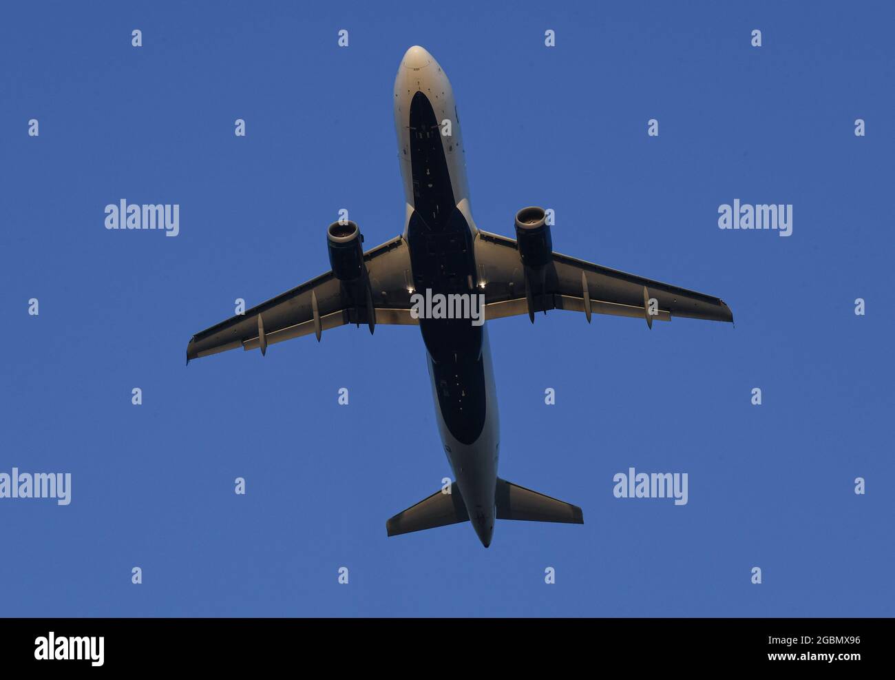 Der A320-Airbus hebt vom internationalen Flughafen San Diego ab Stockfoto