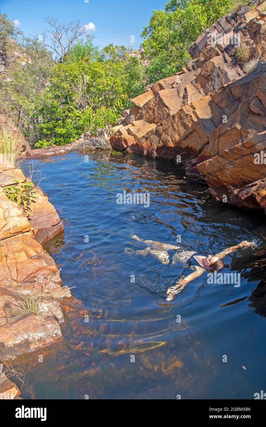 Frau schwimmt im Igoymarrwa (Moline Rockhole), Kakadu National Park Stockfoto