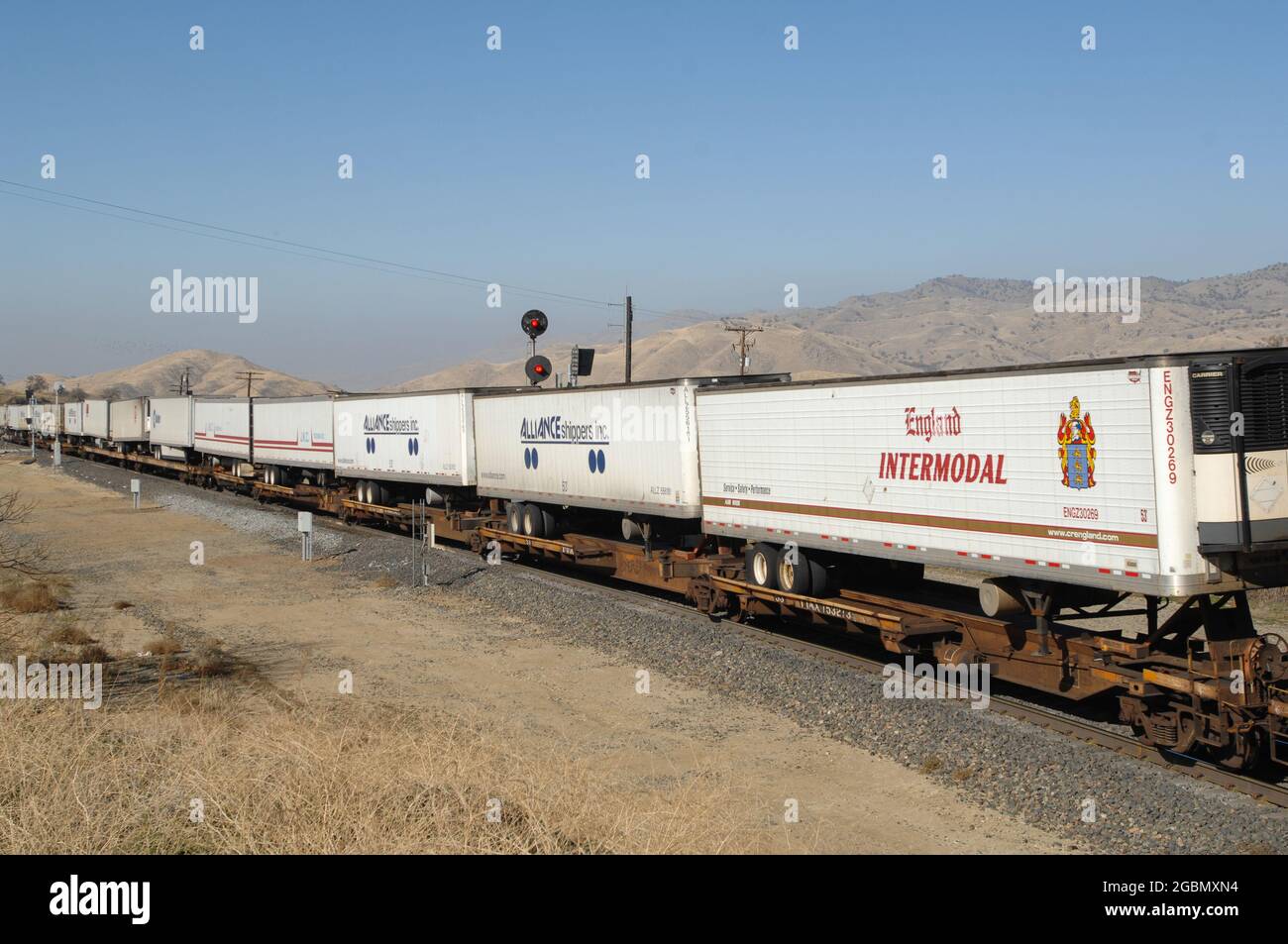 Intermodale Anhänger unterwegs in der Nähe von Bealville, Kalifornien Stockfoto
