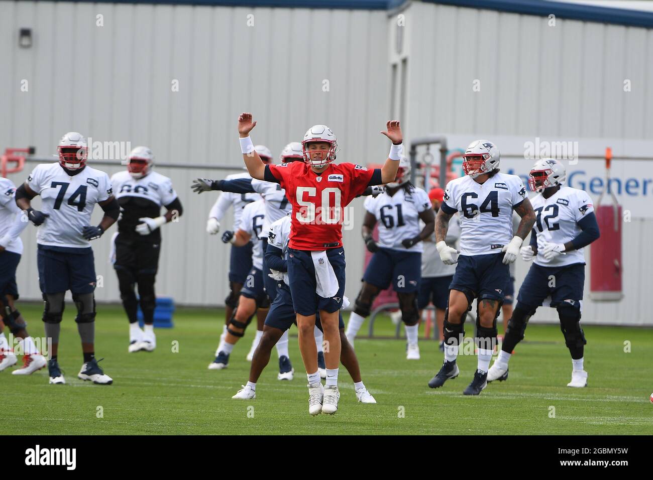 Mittwoch, 4. August 2021: New England Patriots Quarterback Mac Jones (50) während der Dehnungszeit im New England Patriots Trainingslager, das auf den Übungsfeldern im Gillette Stadium in Foxborough, Massachusetts, stattfand. Eric Canha/CSM Stockfoto