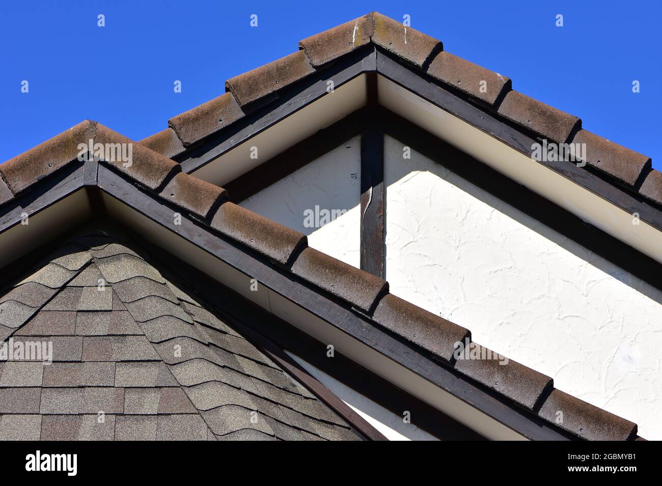 Moderne Dachmaterialien imitieren Vintage Schindel und Fliesen. Stockfoto