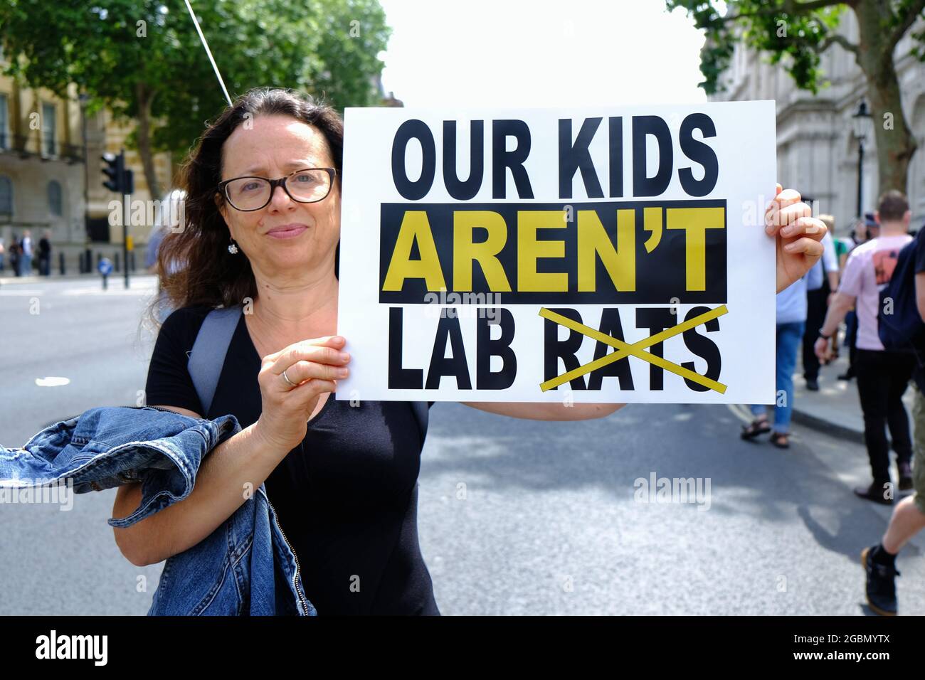 Ein Protestler demonstriert in Whitehall gegen die Covid-19-Impfung für Kinder und argumentiert, dass die Risiken die Vorteile überwiegen. Stockfoto