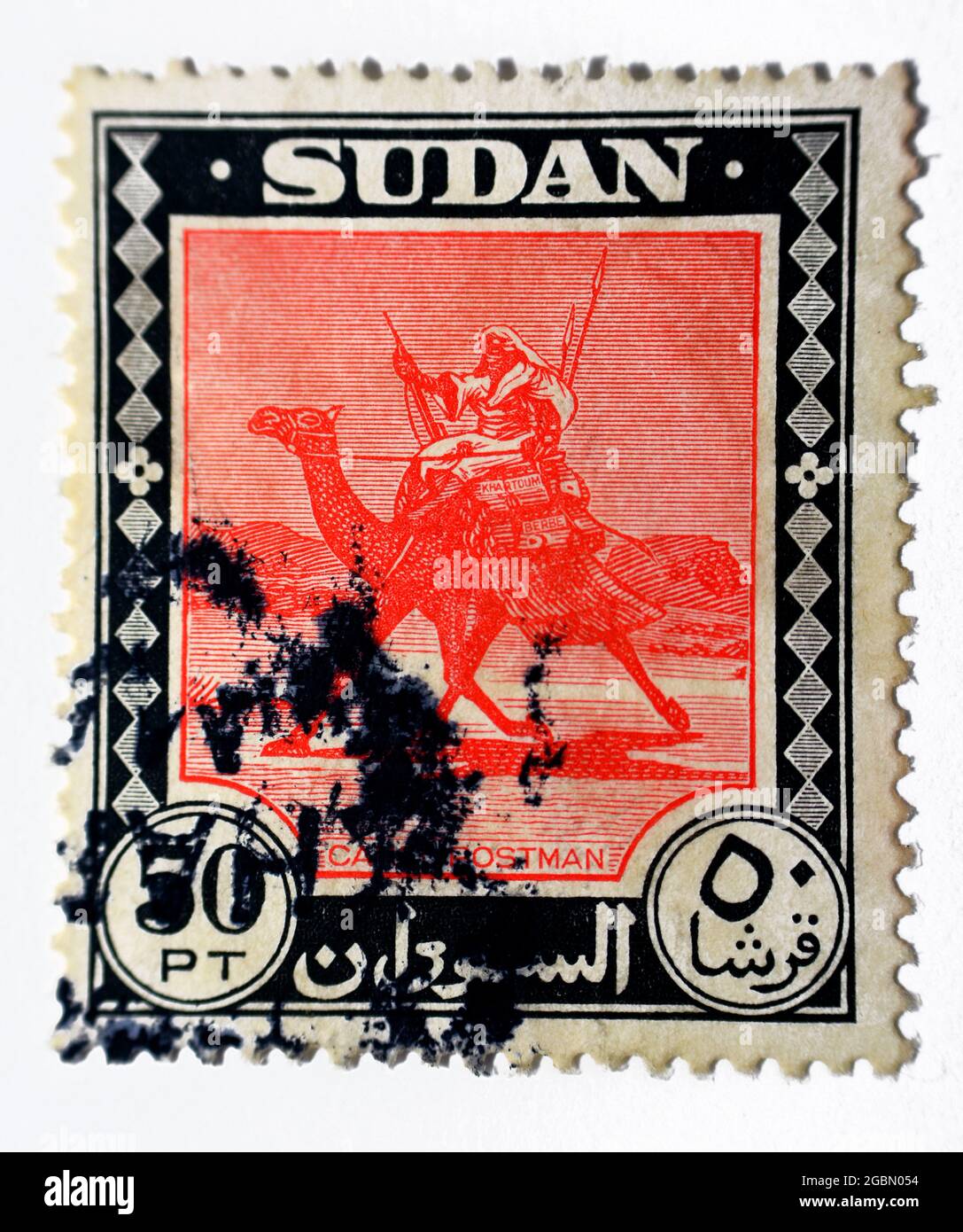 Eine Briefmarke aus der Sudan Camel Postman Serie, Value 50pt Fifty piasters, um 1951, Ein Kamel in der Wüste mit einem Postboten in sudanesischer Traditiono Stockfoto