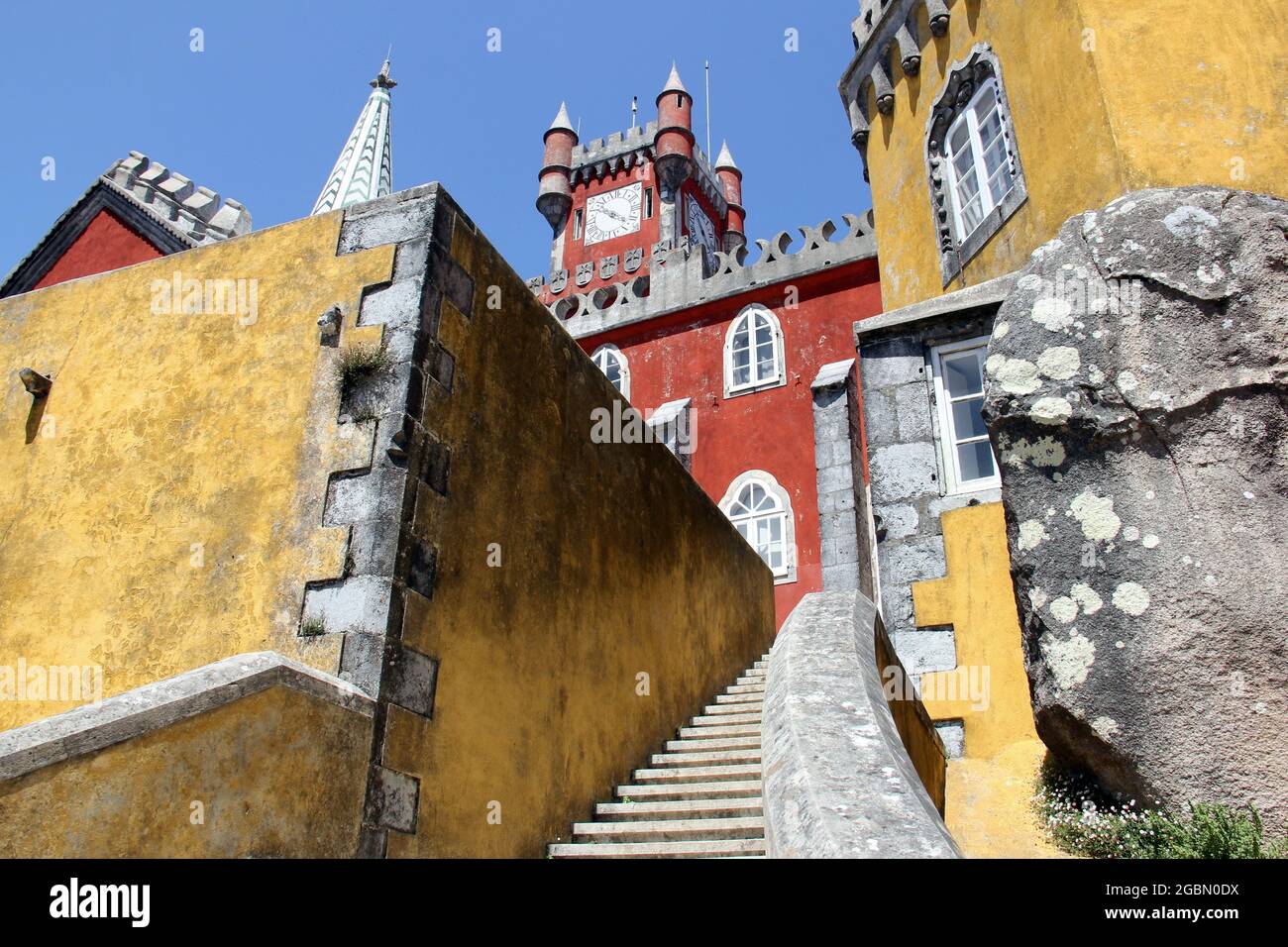 Farbenfrohe Fassade des Pena-Palastes, Detail, Hinterhofseite, Sintra, Portugal Stockfoto