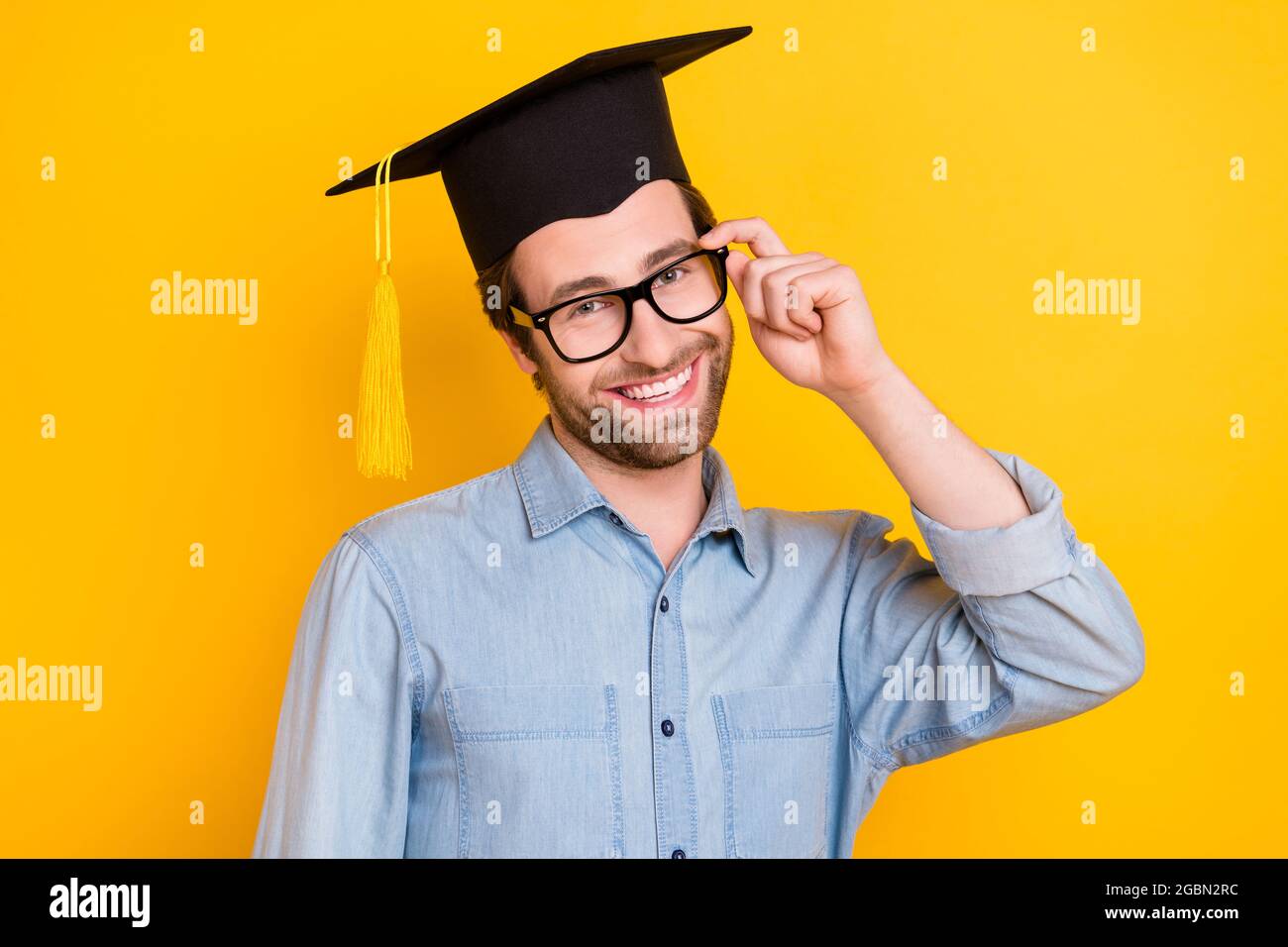 Foto von jungen Kerl glücklich positive Lächeln Master-Abschluss Universität isoliert über gelbe Farbe Hintergrund Stockfoto