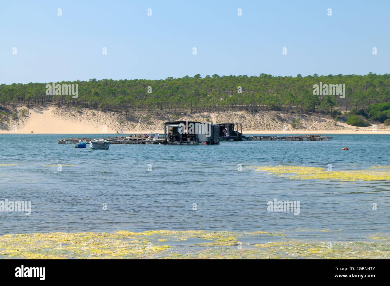 Schwimmende Holzkonstruktion in der Gemeinde Sesimbra, Setubal, wo die Fischer in Portugal an ihren Netzen und Booten arbeiten Stockfoto