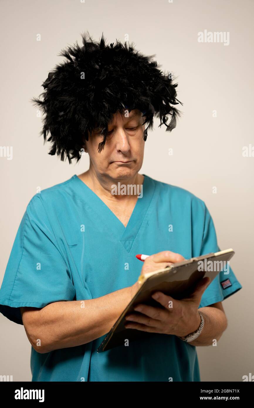 Krankenschwester mit verrückten Haaren, die Notizen auf einem Notizblock machen Stockfoto