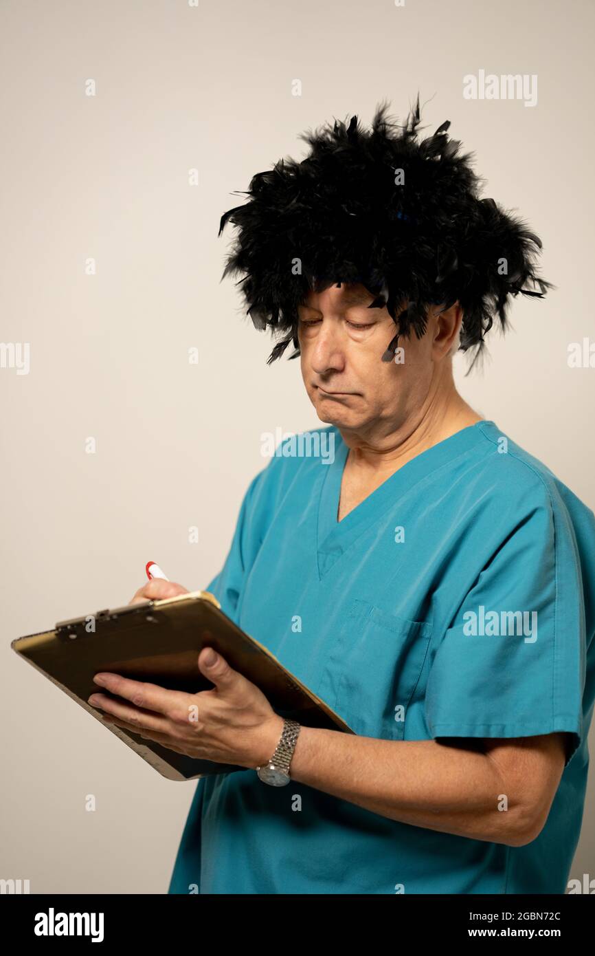 Krankenschwester mit verrückten Haaren, die Notizen auf einem Notizblock machen Stockfoto