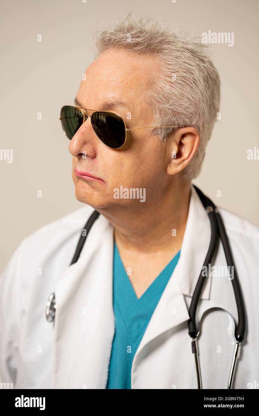 Transgender LGBT-Arzt mit cooler Sonnenbrille und pinkem Lippenstift Stockfoto