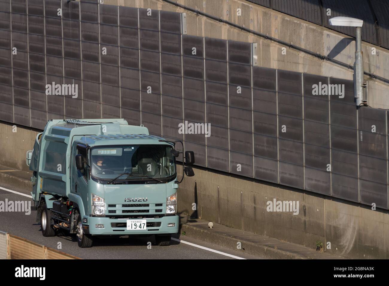 Ein Müllwagen der Isuzu N-Serie auf einer Straße in der Nähe von Tsuruma, Kanagawa, Japan. Stockfoto