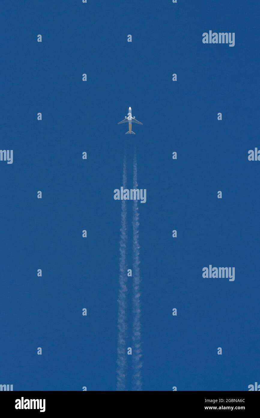 Eine Boeing 767-3JHF(Er) mit Polar Air, einem Luftfrachtunternehmen, verlässt eine Dampfspur, die über Kanagawa, Japan, fliegt. Stockfoto