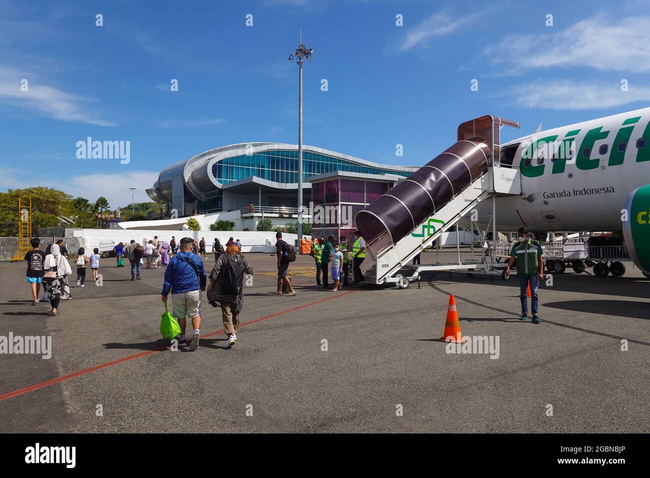 Labuan Bajo, Indonesien - 28 2021. Juni: Passagiere steigen von einem Citilink-Flug zum Komodo-Flughafen in Labuan Bajo in Flores, Indonesien, aus. Stockfoto