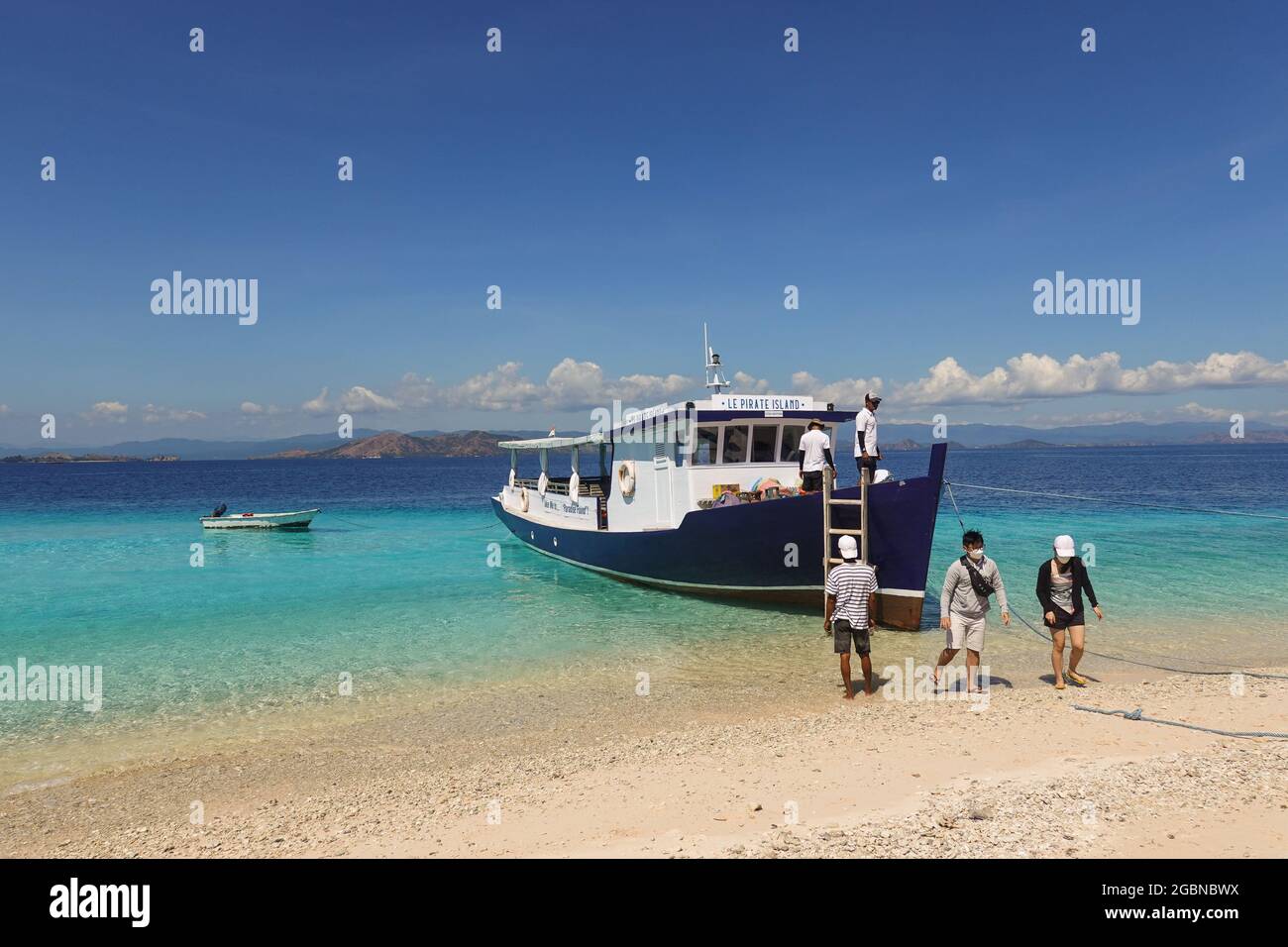 Labuan Bajo, Indonesien - Juni 30 2021: Touristen disemark von einem Boot am Ziel der Pirateninsel vor der Küste von Labuan Bajo in Flores in Stockfoto