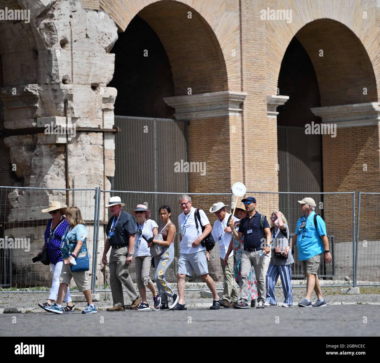Rom, Italien. August 2021. Touristen besuchen das Kolosseum in Rom, Italien, 4. August 2021. Quelle: Jin Mamengni/Xinhua/Alamy Live News Stockfoto
