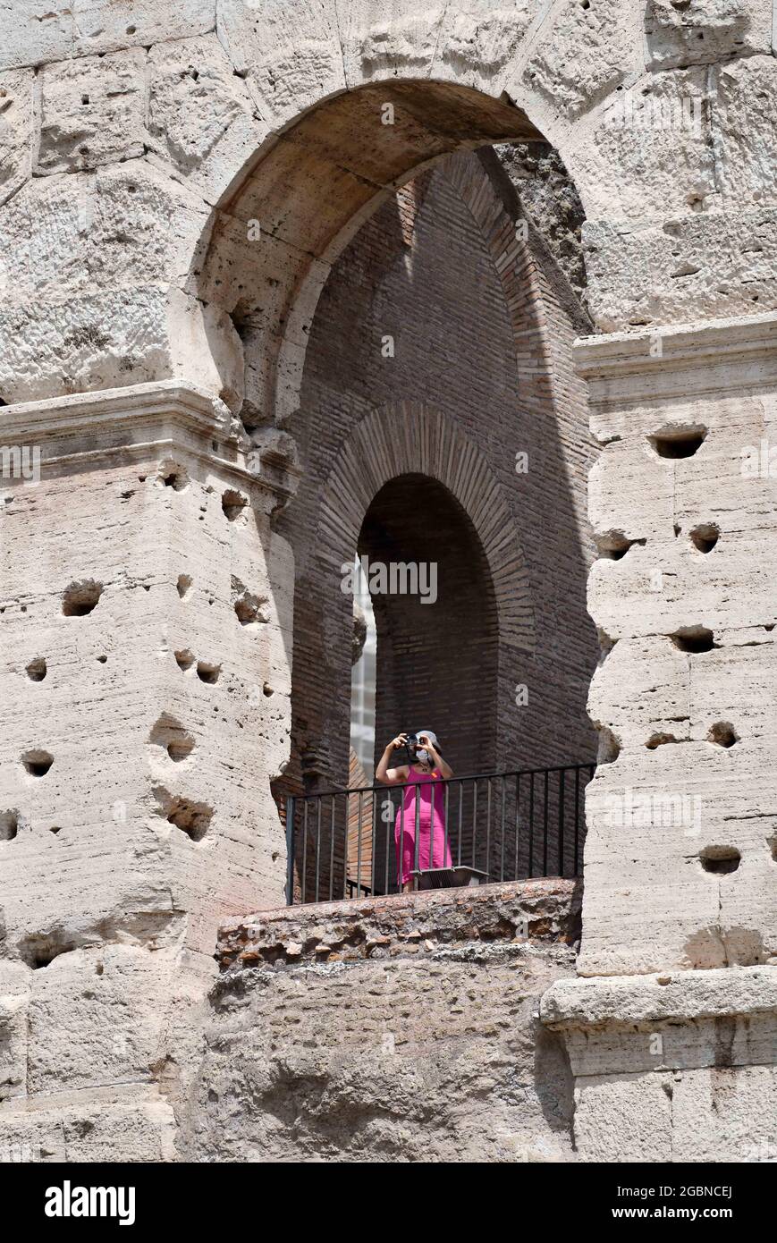 Rom, Italien. August 2021. Ein Tourist fotografiert am 4. August 2021 im Kolosseum in Rom, Italien. Quelle: Jin Mamengni/Xinhua/Alamy Live News Stockfoto