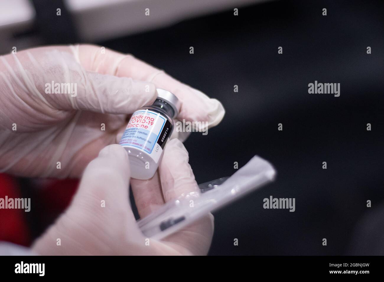 Eine Krankenschwester zeigt die Ampulle mit dem Impfstoff Moderna COVID-19, als Menschen im Alter von 25 bis 30 Jahren am 3. August 2021 in Bogota, Kolumbien, ihre Impfphase mit dem neuartigen Impfstoff Moderna COVID-19 gegen die Coronavirus-Krankheit beginnen. Stockfoto