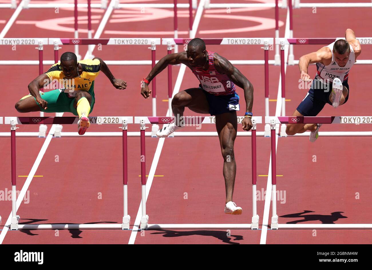 Jamaikas Ronald Levy (links), der US-Amerikaner Grant Holloway und der Großbritanniens Andrew Pozzi beim 110-m-Hürdenfinale der Männer während des (EVENTS) im Olympiastadion am dreizehnten Tag der Olympischen Spiele in Tokio 2020 in Japan. Bilddatum: Donnerstag, 5. August 2021. Stockfoto