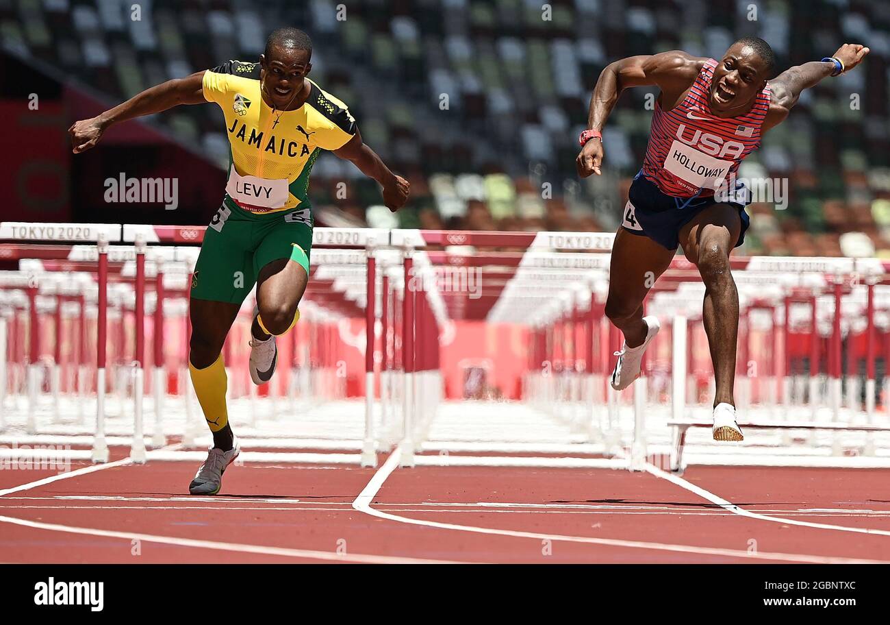 Tokio, Japan. August 2021. Ronald Levy (L) aus Jamaika und Grant Holloway aus den Vereinigten Staaten treten beim 110-m-Hürdenfinale der Männer bei den Olympischen Spielen 2020 in Tokio, Japan, am 5. August 2021 an. Quelle: Jia Yuchen/Xinhua/Alamy Live News Stockfoto