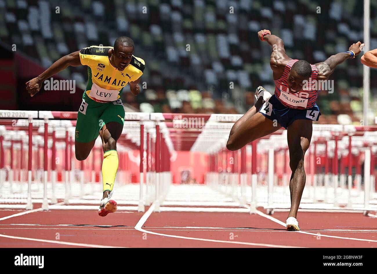 Tokio, Japan. August 2021. Ronald Levy (L) aus Jamaika und Grant Holloway aus den Vereinigten Staaten treten beim 110-m-Hürdenfinale der Männer bei den Olympischen Spielen 2020 in Tokio, Japan, am 5. August 2021 an. Quelle: Jia Yuchen/Xinhua/Alamy Live News Stockfoto