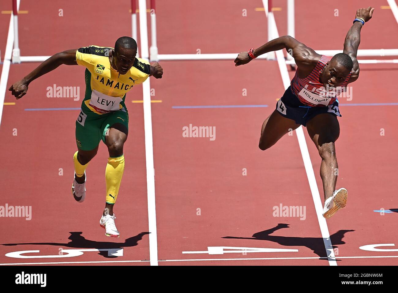 Tokio, Japan. August 2021. Ronald Levy (L) aus Jamaika und Grant Holloway aus den Vereinigten Staaten treten beim 110-m-Hürdenfinale der Männer bei den Olympischen Spielen 2020 in Tokio, Japan, am 5. August 2021 an. Quelle: Li Yibo/Xinhua/Alamy Live News Stockfoto