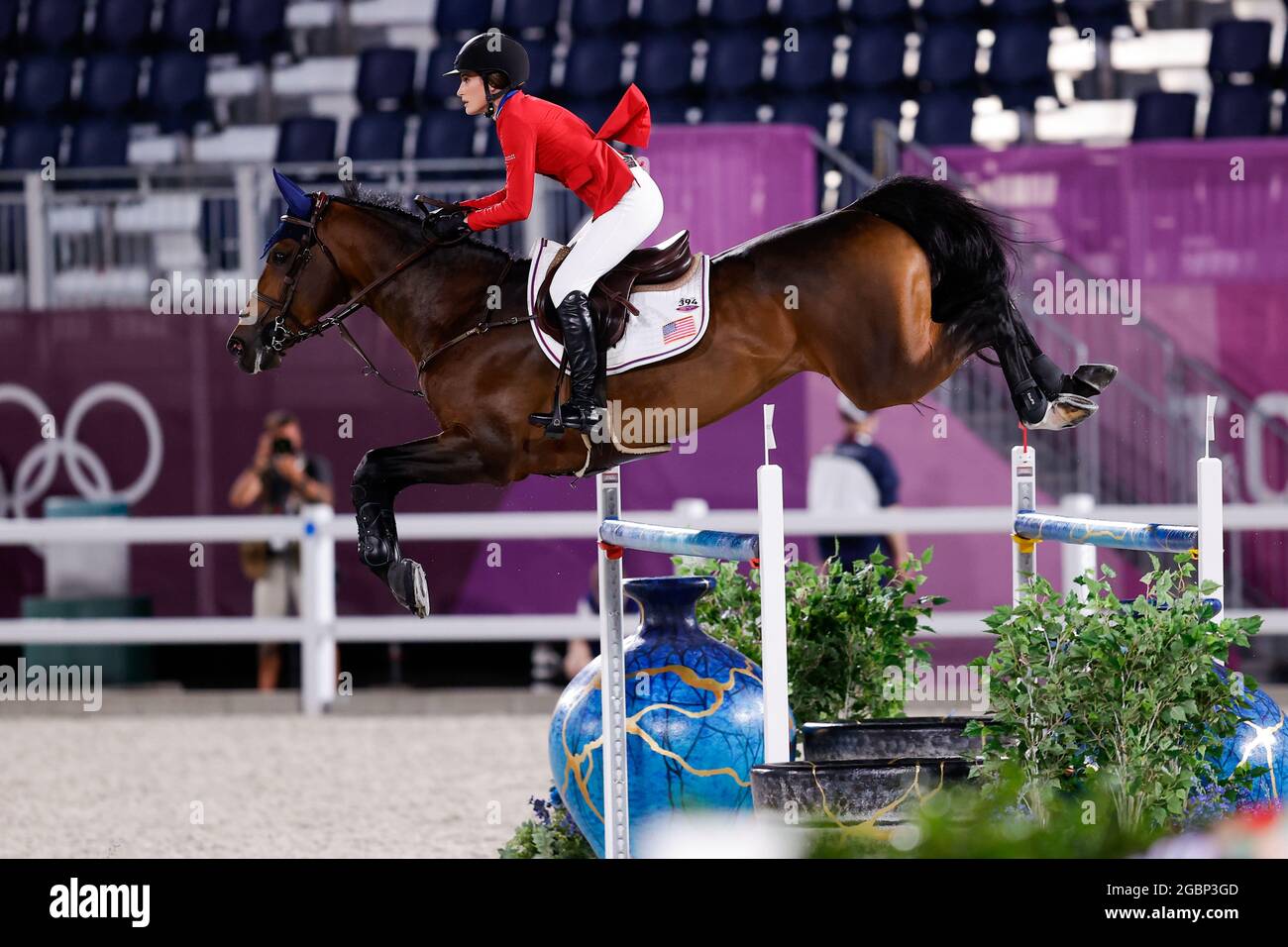 TOKIO, JAPAN - 3. AUGUST: Jessica Springsteen aus den Vereinigten Staaten von Amerika tritt während der Olympischen Spiele 2020 in Tokio im Equestrian Park am 3. August 2021 in Tokio, Japan, im Kampf um die Einzelqualifikation an (Foto: Pim Waslander/Orange Picics) Stockfoto