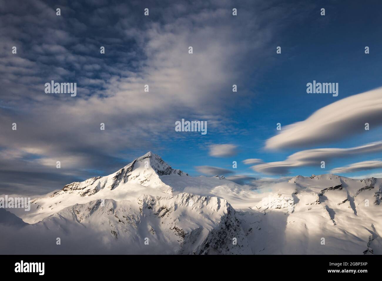 Abendwolke über Mount Aspiring, Mount French und dem Bonar Gletscher. Mount Aspiring National Park, Neuseeland Stockfoto