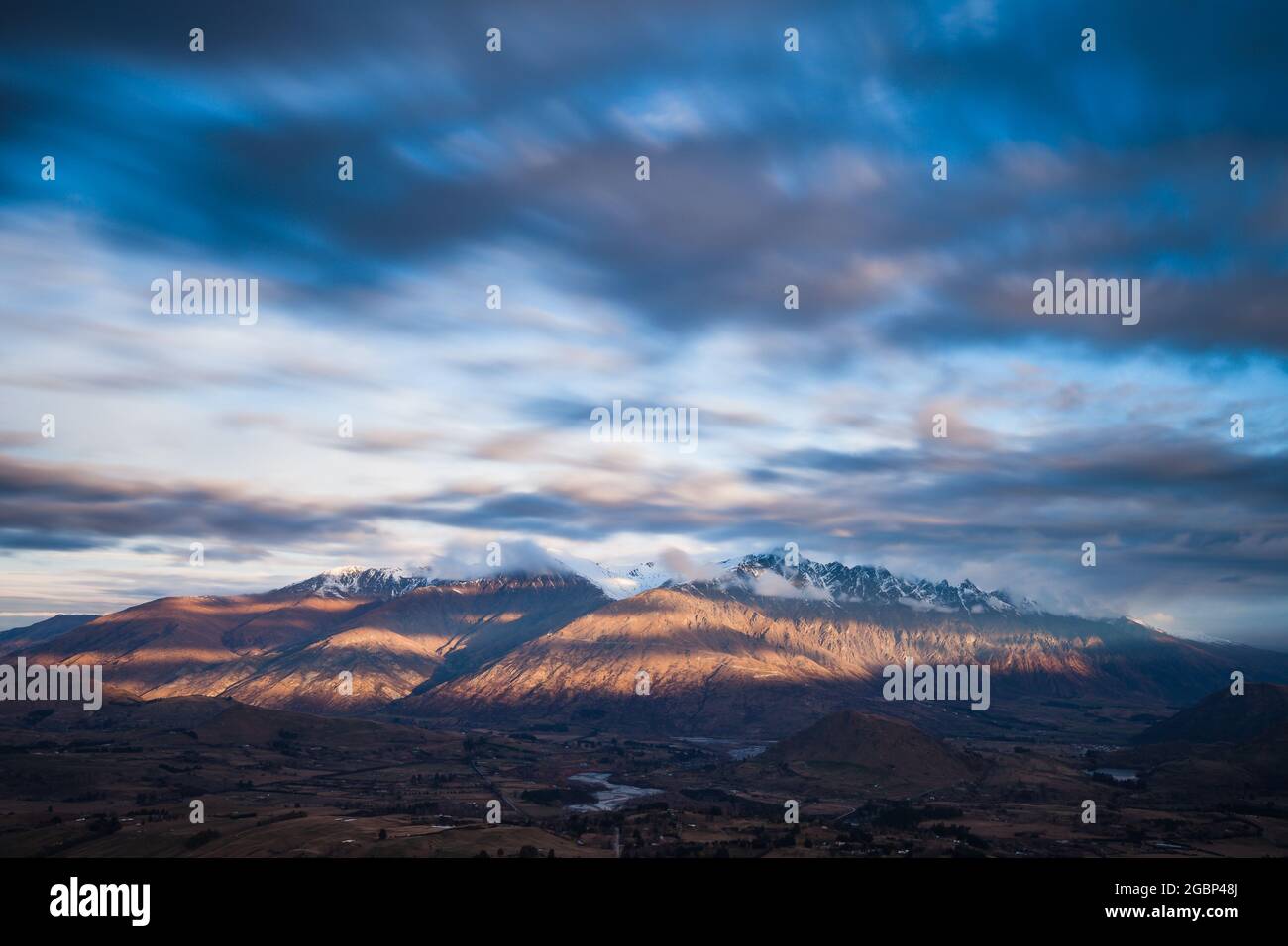 Lange Exposition von Wolken, die über die Spitze der Remarkables, Wakatipu Basin, Queenstown, Neuseeland Stockfoto