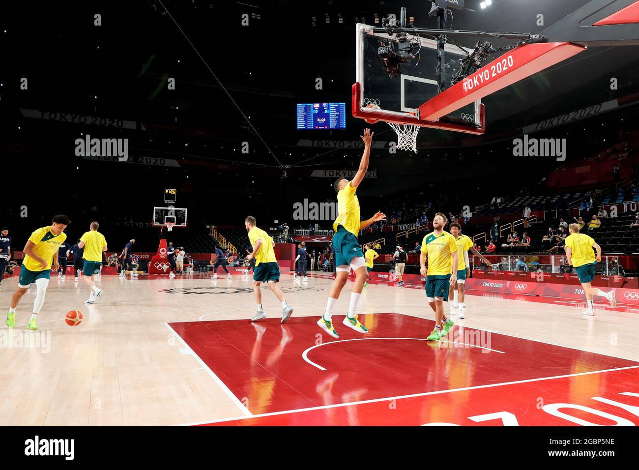 Tokio, Japan, 5. August 2021. Das australische Team wärmt sich vor dem Halbfinale der Männer im Basketball zwischen den USA und Australien am 13. Tag der Olympischen Spiele 2020 in Tokio auf. Quelle: Pete Dovgan/Speed Media/Alamy Live News Stockfoto