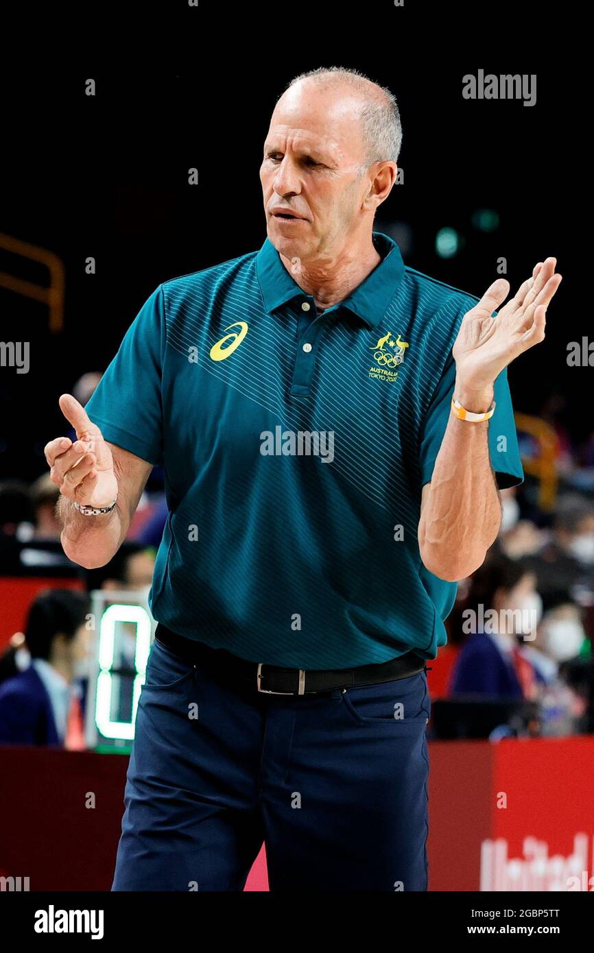 Tokio, Japan, 5. August 2021. Australien-Trainer Brian Goorjian beim Männer-Basketball-Halbfinale zwischen den USA und Australien am 13. Tag der Olympischen Spiele 2020 in Tokio. Quelle: Pete Dovgan/Speed Media/Alamy Live News Stockfoto