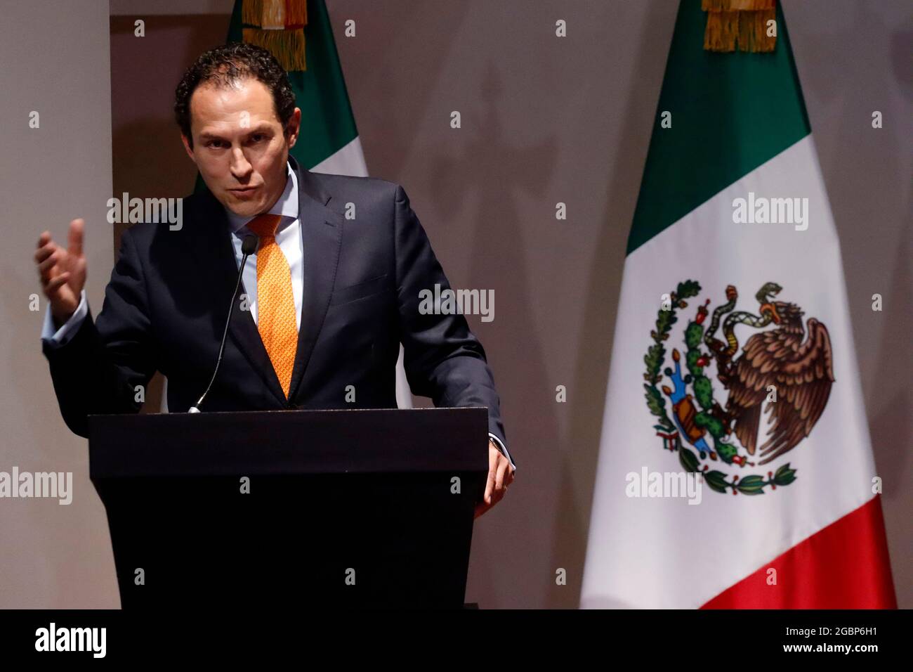 Mexiko-Stadt, Mexiko. August 2021. MEXIKO-STADT, MEXIKO - 4. AUGUST: Alejandro Celorio Alcantara, Rechtsberater des mexikanischen Außenministeriums, spricht während einer Pressekonferenz, um bekannt zu geben, dass die Regierung Mexikos die Hersteller und Verkäufer von Waffen verklagt, die von in Mexiko tätigen Gruppen der organisierten Kriminalität für den Waffenhandel verwendet werden. Die Klage zielt darauf ab, den Verkauf und die Einreise von Schusswaffen nach Mexiko zu stoppen. Am 4. August 2021 in Mexiko-Stadt, Mexiko. (Foto von Eyepix/Sipa USA) Quelle: SIPA USA/Alamy Live News Stockfoto Mexiko-Stadt, Mexiko. August 2021. MEXIKO-STADT, MEXIKO - 4. AUGUST: Alejandro Celorio Alcantara, Rechtsberater des mexikanischen Außenministeriums, spricht während einer Pressekonferenz, um bekannt zu geben, dass die Regierung Mexikos die Hersteller und Verkäufer von Waffen verklagt, die von in Mexiko tätigen Gruppen der organisierten Kriminalität für den Waffenhandel verwendet werden. Die Klage zielt darauf ab, den Verkauf und die Einreise von Schusswaffen nach Mexiko zu stoppen. Am 4. August 2021 in Mexiko-Stadt, Mexiko. (Foto von Eyepix/Sipa USA) Quelle: SIPA USA/Alamy Live News Stockfoto