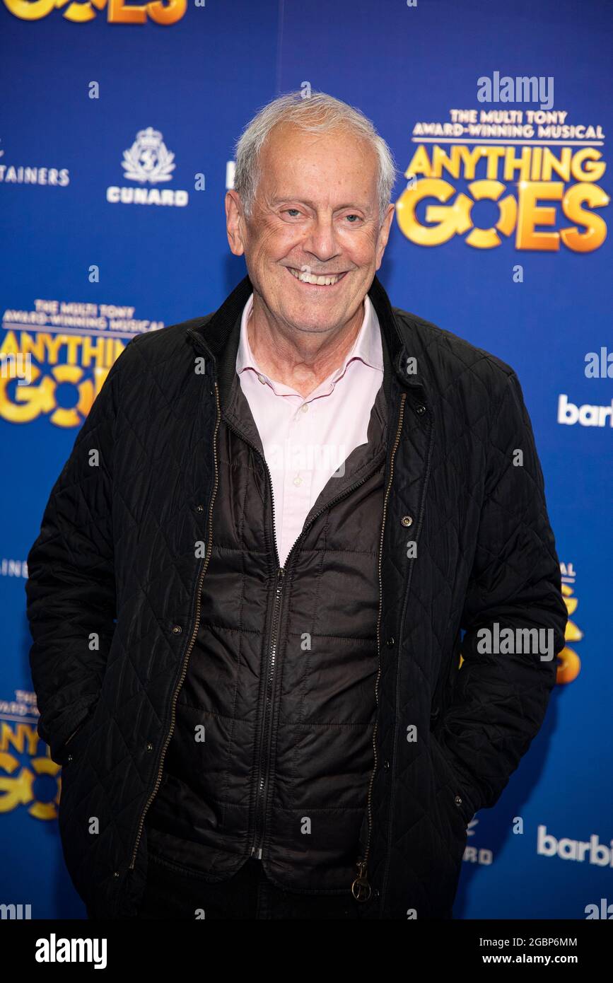 London, Großbritannien. August 2021. Gyles Brandreth nimmt an der Anything Goes Red Carpet Press Night im Barbican Centre in London Teil. Kredit: SOPA Images Limited/Alamy Live Nachrichten Stockfoto