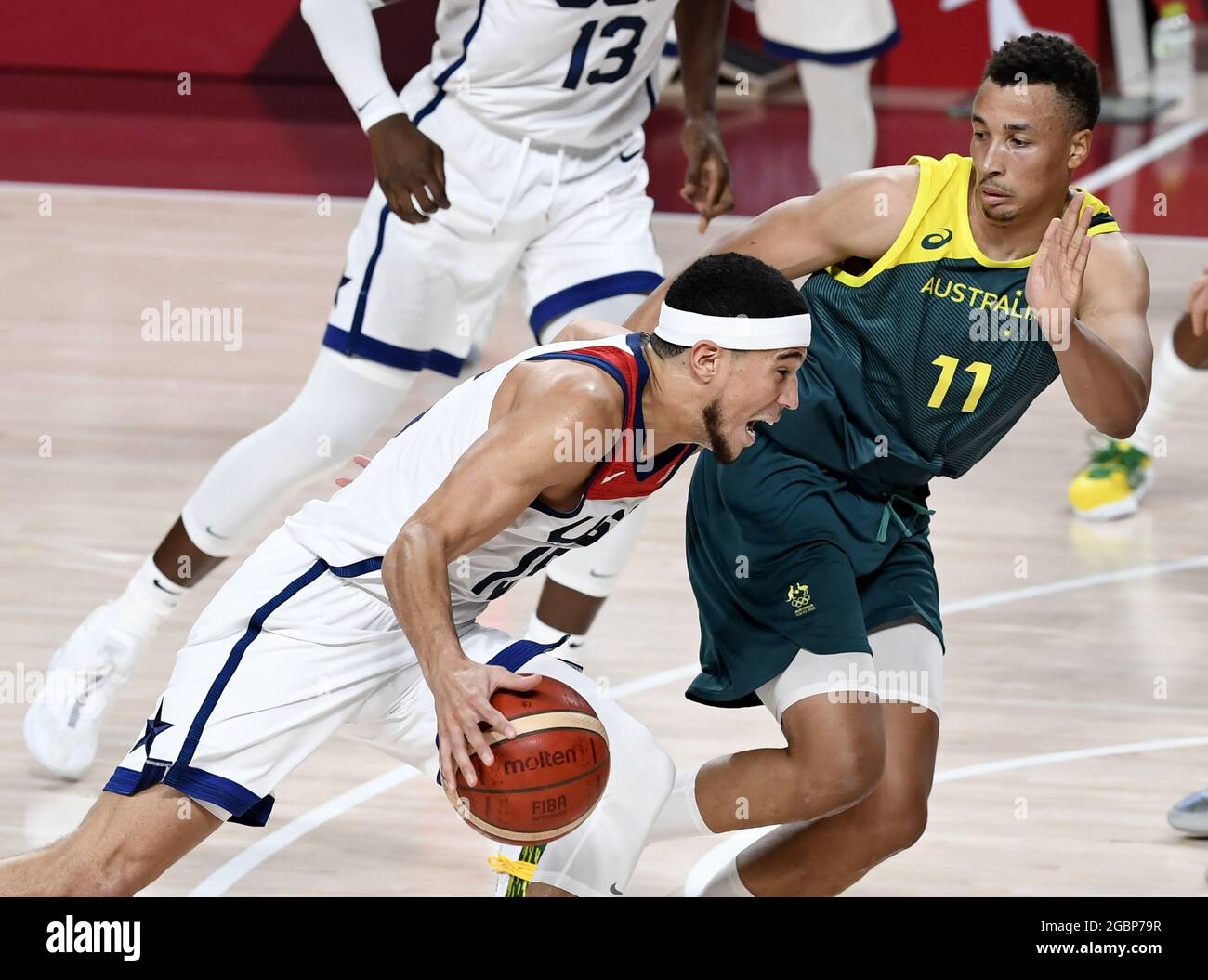 Tokio, Japan. August 2021. Der US-amerikanische Devin Booker dribbert während des Halbfinales der Männer im Basketball bei den Olympischen Spielen 2020 in Tokio am Donnerstag, den 5. August 2021, gegen den australischen Dante Exum. Japan. Foto von Mike Theiler/UPI Credit: UPI/Alamy Live News Stockfoto