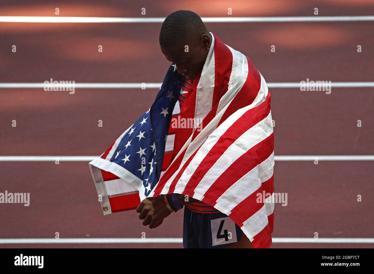 Tokio, Japan. August 2021. Der US-Silbermedaillengewinnerin Grant Holloway verlässt die Strecke nach dem 110-m-Hürdenfinale der Männer beim Leichtathletik-Wettbewerb während der Olympischen Sommerspiele in Tokio, Japan, am Donnerstag, dem 5. August 2021. Hansle Pergament aus Jamaika gewann die Goldmedaille und Ronald Levy aus Jamaika gewann die Bronze. Foto von Bob Strong/UPI. Kredit: UPI/Alamy Live Nachrichten Stockfoto