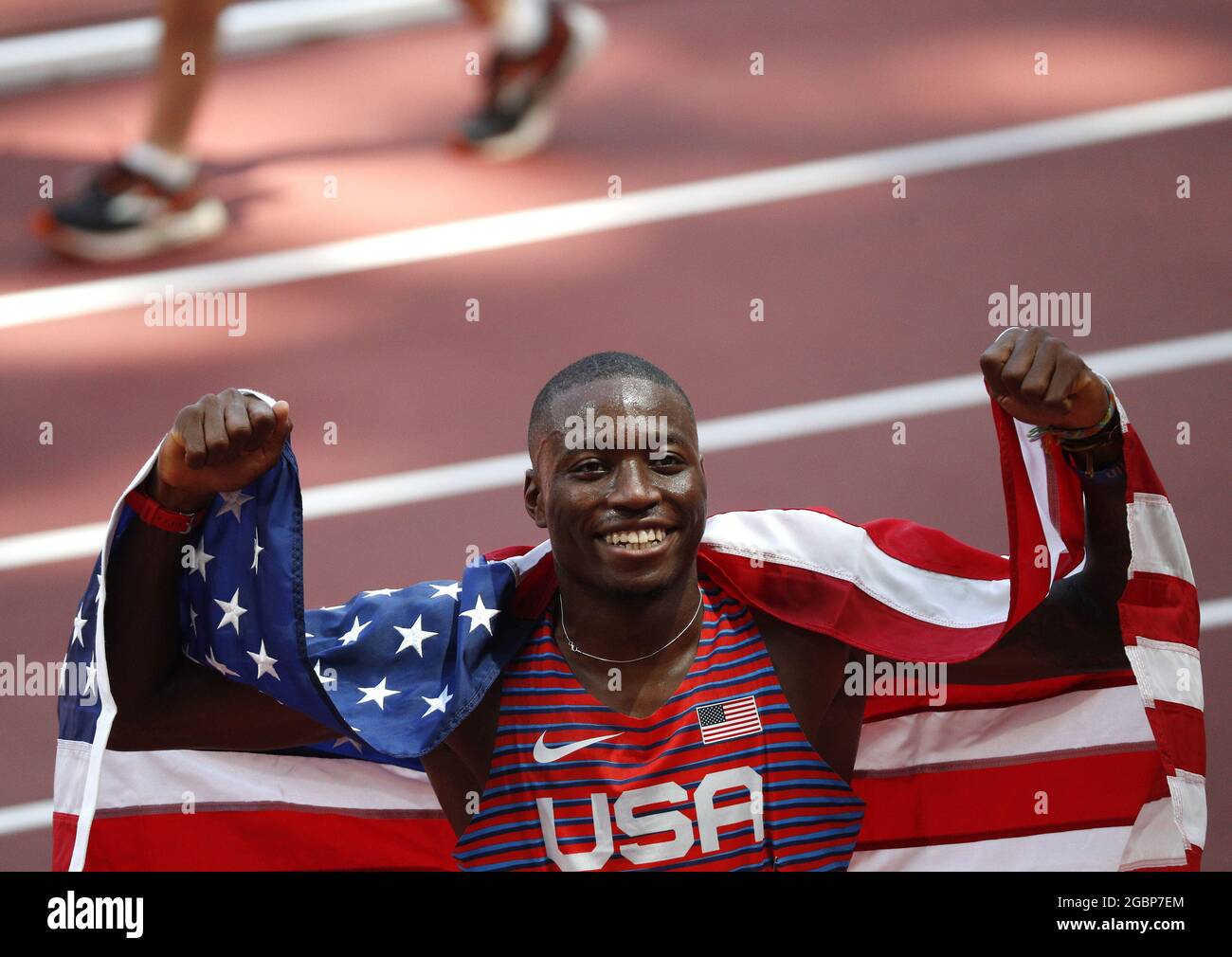 Tokio, Japan. August 2021. Der US-Silbermedaillengewinnerin Grant Holloway posiert für Bilder nach dem 110-m-Hürdenfinale der Männer beim Leichtathletik-Wettbewerb während der Olympischen Sommerspiele in Tokio, Japan, am Donnerstag, dem 5. August 2021. Hansle Pergament aus Jamaika gewann die Goldmedaille und Ronald Levy aus Jamaika gewann die Bronze. Foto von Bob Strong/UPI. Kredit: UPI/Alamy Live Nachrichten Stockfoto