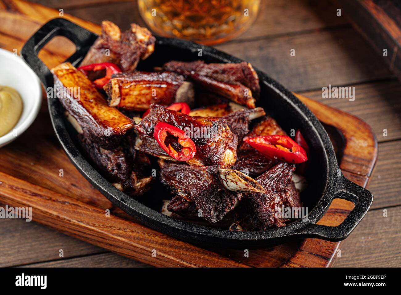 Gebratene Lammrippchen mit Pfeffer und Senf Stockfoto